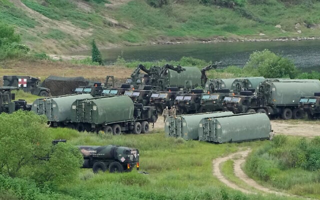Des véhicules blindés de l'armée américaine se rassemblent pour traverser une rivière sur un terrain d'entraînement à Yeoncheon, en Corée du Sud, près de la frontière avec la Corée du Nord, le lundi 17 août 2026. (Crédit : AP/Ahn Young-joon)