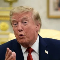 Le président américain Donald Trump s'exprime lors de sa rencontre avec le maître-nageur Ryder Williams dans le Bureau ovale de la Maison Blanche, le 17 août 2026, à Washington. (Crédit: AP Photo/Manuel Balce Ceneta)
