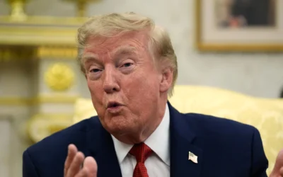 Le président américain Donald Trump s'exprime lors de sa rencontre avec le maître-nageur Ryder Williams dans le Bureau ovale de la Maison Blanche, le 17 août 2026, à Washington. (Crédit: AP Photo/Manuel Balce Ceneta)