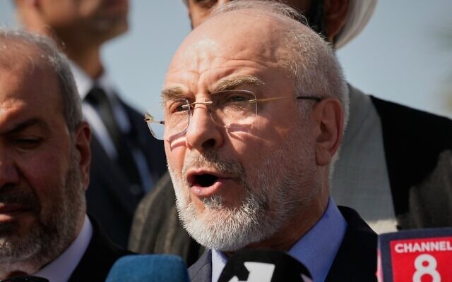 Le président du Parlement iranien, Mohammad Bagher Ghalibaf, s'adressant aux journalistes, à Bagdad, en Irak, le 19 août 2026. (Crédit : Hadi Mizban/AP Photo)