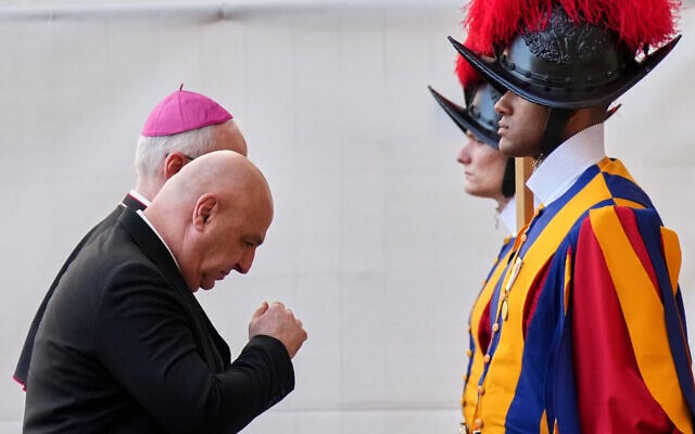 Le président libanais Joseph Aoun arrive dans la cour Saint-Damase à l'occasion de son audience privée avec le pape Léon XIV, au Vatican, le jeudi 20 août 2026. (Crédit: AP/Andrew Medichini)