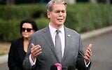 Le Secrétaire américain au Trésor, Scott Bessent, s'adressant aux journalistes, devant la Maison Blanche, à Washington, le 20 août 2026. (Crédit : Jacquelyn Martin/AP)