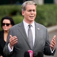 Le Secrétaire américain au Trésor, Scott Bessent, s'adressant aux journalistes, devant la Maison Blanche, à Washington, le 20 août 2026. (Crédit : Jacquelyn Martin/AP)