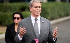 Le Secrétaire américain au Trésor, Scott Bessent, s'adressant aux journalistes, devant la Maison Blanche, à Washington, le 20 août 2026. (Crédit : Jacquelyn Martin/AP)