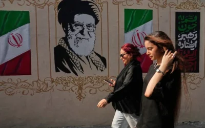 Des femmes passent devant un portrait de l'ancien guide suprême iranien, l'ayatollah Ali Khamenei, tué lors de frappes américano-israéliennes le 28 février, et des images du drapeau iranien, sur un trottoir du centre-ville de Téhéran, en Iran, le 20 août 2026. (AP Photo/Vahid Salemi) Des femmes passent devant un portrait de l'ancien guide suprême iranien, l'ayatollah Ali Khamenei, tué lors de frappes américano-israéliennes le 28 février, et des images du drapeau iranien, sur un trottoir du centre-ville de Téhéran, en Iran, le 20 août 2026. (AP Photo/Vahid Salemi)