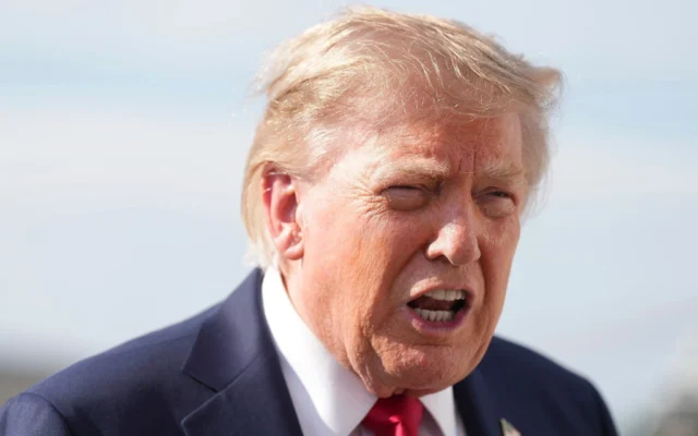 Le président américain Donald Trump s’adressant aux journalistes avant de monter à bord de l’Air Force One, à la base militaire d’Andrews, dans le Maryland, alors qu’il se rend en Caroline du Sud, le 21 août 2026. (Crédit : Jacquelyn Martin/AP)