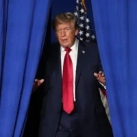 Le président américain Donald Trump arrive pour prendre la parole lors d’un meeting électoral à Myrtle Beach, en Caroline du Sud, le 21 août 2026. (Crédit : Jacquelyn Martin/AP)