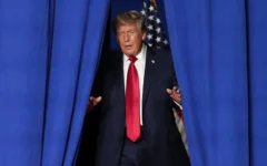 Le président américain Donald Trump arrive pour prendre la parole lors d’un meeting électoral à Myrtle Beach, en Caroline du Sud, le 21 août 2026. (Crédit : Jacquelyn Martin/AP)