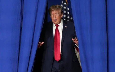 Le président américain Donald Trump arrive pour prendre la parole lors d’un meeting électoral à Myrtle Beach, en Caroline du Sud, le 21 août 2026. (Crédit : Jacquelyn Martin/AP)