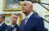 L'ambassadeur américain en Turquie, Tom Barrack, écoutant attentivement lors d'une rencontre entre le président Donald Trump et son homologue turc, Recep Tayyip Erdogan, dans le Bureau ovale de la Maison Blanche, à Washington, le 25 septembre 2025. (Crédit : Evan Vucci/AP)