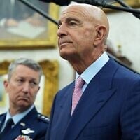 L'ambassadeur américain en Turquie, Tom Barrack, écoutant attentivement lors d'une rencontre entre le président Donald Trump et son homologue turc, Recep Tayyip Erdogan, dans le Bureau ovale de la Maison Blanche, à Washington, le 25 septembre 2025. (Crédit : Evan Vucci/AP)