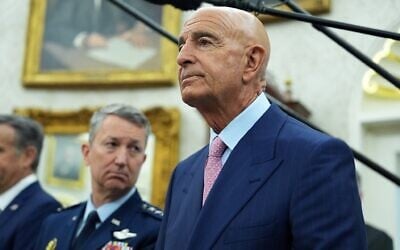 L'ambassadeur américain en Turquie, Tom Barrack, écoutant attentivement lors d'une rencontre entre le président Donald Trump et son homologue turc, Recep Tayyip Erdogan, dans le Bureau ovale de la Maison Blanche, à Washington, le 25 septembre 2025. (Crédit : Evan Vucci/AP)