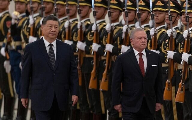Le président chinois Xi Jinping (à gauche) et le roi Abdallah II de Jordanie passant en revue la garde d'honneur lors d'une cérémonie de bienvenue au Grand Hall du Peuple à Pékin, le 24 août 2026. (Crédit : Andres Martinez Casares/Pool Photo via AP)