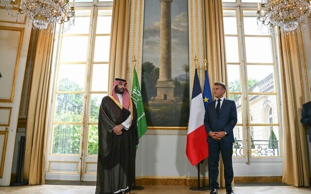 Le président français Emmanuel Macron (à droite) et le prince héritier d'Arabie saoudite Mohammed ben Salmane assistant à une cérémonie de signature d'un accord commercial à l'issue de leur rencontre, à l'Élysée, à Paris, le 24 août 2026. (Crédit : Lou Benoist/Pool Photo via AP)