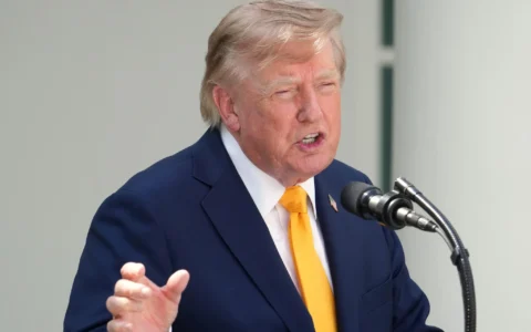 Le président américain Donald Trump s’exprime lors d’un événement marquant la rentrée scolaire dans la Roseraie de la Maison Blanche, le 24 août 2026, à Washington. (Crédit: AP / Alex Brandon)
