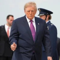Le président américain Donald Trump s’apprête à embarquer à bord d’Air Force One, à la base militaire d’Andrews, dans le Maryland, le 27 août 2026. (Crédit : Mark Schiefelbein/AP)
