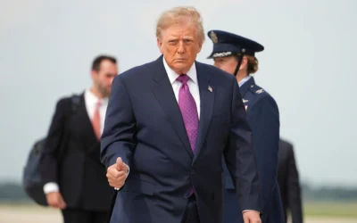 Le président américain Donald Trump s’apprête à embarquer à bord d’Air Force One, à la base militaire d’Andrews, dans le Maryland, le 27 août 2026. (Crédit : Mark Schiefelbein/AP)