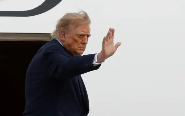 Le président Donald Trump salue depuis les marches d’Air Force One lors de son départ de la base commune d’Andrews, dans le Maryland, le 27 août 2026. (Crédit: AP/Luis M. Alvarez)