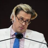 Milo Yiannopoulos s'exprime lors d'un rassemblement devant l'hôtel de Baltimore où la Conférence des évêques catholiques des États-Unis tient son assemblée générale d'automne, le 16 novembre 2021. (Crédit : AP Photo/Julio Cortez)