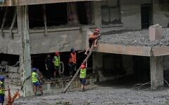 Les secouristes recherchant des corps dans un bâtiment situé au bord de la rivière Trishuli, à la suite des crues soudaines qui ont frappé le district de Nuwakot au Népal, le 29 août 2026. (Crédit : Dar Yasin/AP)