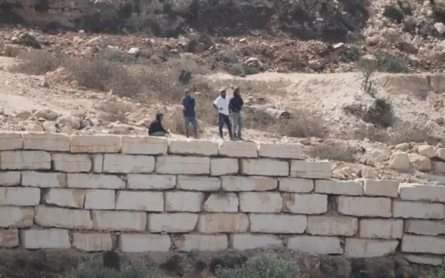 Des partisans du mouvement pro-implantations pénètrent dans des propriétés palestiniennes du village de Qusra, en Cisjordanie, le 29 août 2026. (Crédit: AP/Majdi Mohammed)