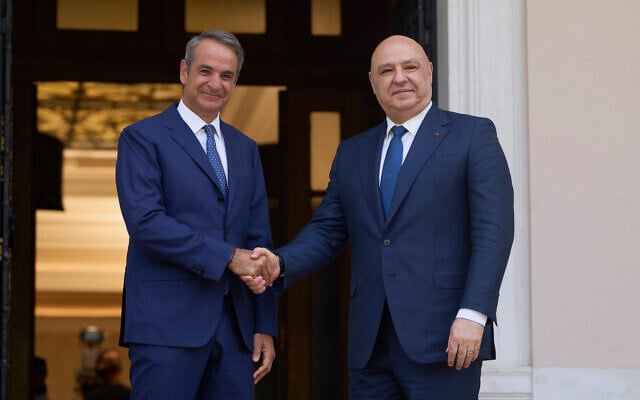 Le Premier ministre grec Kyriakos Mitsotakis (à gauche) serre la main du président libanais Joseph Aoun avant leur entretien au palais Maximos à Athènes, le lundi 31 août 2026. (Crédit :  AP/Petros Giannakouris)