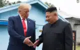 Le dirigeant nord-coréen Kim Jong-un (à droite) et le président américain Donald Trump s’apprêtent à se serrer la main dans le village frontalier de Panmunjom, situé dans la zone démilitarisée, en Corée du Sud, le 30 juin 2019. (Crédit: AP/Susan Walsh, archives)