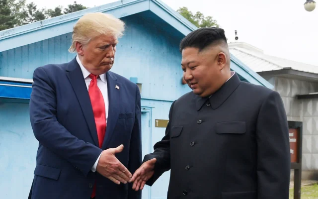 Le dirigeant nord-coréen Kim Jong-un (à droite) et le président américain Donald Trump s’apprêtent à se serrer la main dans le village frontalier de Panmunjom, situé dans la zone démilitarisée, en Corée du Sud, le 30 juin 2019. (Crédit: AP/Susan Walsh, archives)