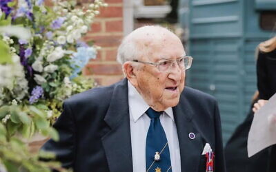 Monty Goldstein lors de la fête pour son 102e anniversaire. (Crédit : The Jewish Military Association)