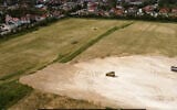 Le terrain où une zone commerciale comprenant un entrepôt frigorifique et un supermarché Lidl doit être construite, là où se trouvait le  camp de travail forcé nazi de Weinberglager. (Capture d'écran/YouTube)