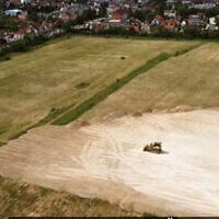 Le terrain où une zone commerciale comprenant un entrepôt frigorifique et un supermarché Lidl doit être construite, là où se trouvait le  camp de travail forcé nazi de Weinberglager. (Capture d'écran/YouTube)