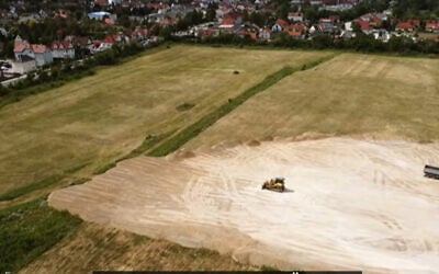 Le terrain où une zone commerciale comprenant un entrepôt frigorifique et un supermarché Lidl doit être construite, là où se trouvait le  camp de travail forcé nazi de Weinberglager. (Capture d'écran/YouTube)