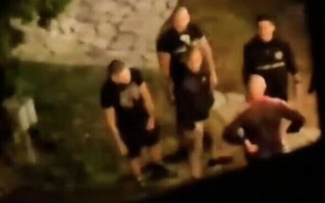 Capture d’écran d’une vidéo obtenue par le journal italien "Corriere della Sera" montrant des néonazis harcelant et insultant des jeunes Juifs israéliens et italiens à Bansko (Bulgarie), le 3 août 2026. (Crédit : Capture d'écran "Corriere della Sera")