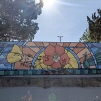La fresque du Pasadena Jewish Temple and Center, en Californie, taguée avec des croix gammées, le 24 juillet 2026. (Crédit : Pasadena Jewish Temple and Center/Facebook)