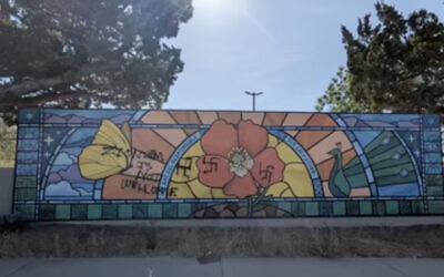 La fresque du Pasadena Jewish Temple and Center, en Californie, taguée avec des croix gammées, le 24 juillet 2026. (Crédit : Pasadena Jewish Temple and Center/Facebook)
