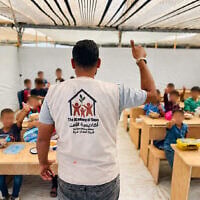 Un enseignant faisant cours à des enfants du Gaza Children’s Village (GCV), dans le camp d'al-Mawasi. (Crédit : Autorisation)