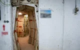 À l'intérieur des bunkers d'un poste militaire fortifié à la frontière entre la Jordanie et la Cisjordanie, le 27 juillet 2026. (Crédit : Emanuel Fabian/Times of Israel)