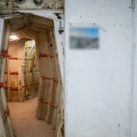 À l'intérieur des bunkers d'un poste militaire fortifié à la frontière entre la Jordanie et la Cisjordanie, le 27 juillet 2026. (Crédit : Emanuel Fabian/Times of Israel)