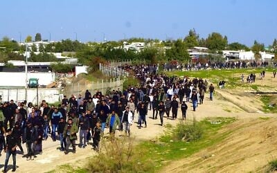 Des personnes en deuil participent au cortège funèbre de Muhammad Hussein Tarabin, un Bédouin tué par des tirs de la police, avant qu'il ne soit inhumé à Tarabin al-Sana, le 5 janvier 2026. (Charlie Summers/Times of Israel)