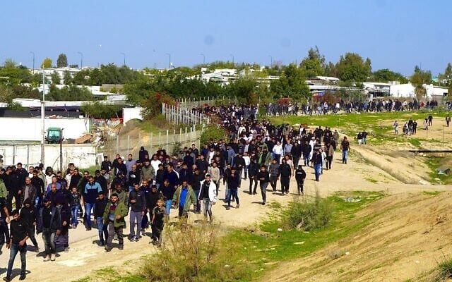 Des personnes en deuil participent au cortège funèbre de Muhammad Hussein Tarabin, un Bédouin tué par des tirs de la police, avant qu'il ne soit inhumé à Tarabin al-Sana, le 5 janvier 2026. (Charlie Summers/Times of Israel) Des personnes en deuil participent au cortège funèbre de Muhammad Hussein Tarabin, un Bédouin tué par des tirs de la police, avant qu'il ne soit inhumé à Tarabin al-Sana, le 5 janvier 2026. (Charlie Summers/Times of Israel)