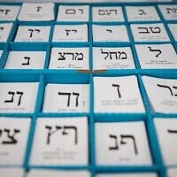 Un plateau de bulletins de vote dans un isoloir lors des élections législatives israéliennes du 17 septembre 2019. (Crédit : Hadas Parush/Flash90)