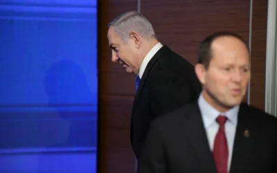 Le Premier ministre Benjamin Netanyahu (à gauche) et le député du Likud Nir Barkat (au premier plan) lors d’un événement organisé pour présenter le plan économique du Likud, à Tel Aviv, le 16 février 2020. (Crédit : Tomer Neuberg/Flash90)