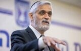 L'ancien ministre de l'Intérieur Eli Yishai arrive pour témoigner devant la commission d'enquête sur la catastrophe de Meron, à Jérusalem, le 17 mai 2022. (Yonatan Sindel/Flash90)