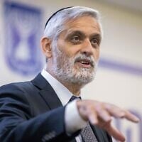 L'ancien ministre de l'Intérieur Eli Yishai arrive pour témoigner devant la commission d'enquête sur la catastrophe de Meron, à Jérusalem, le 17 mai 2022. (Yonatan Sindel/Flash90)