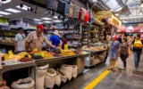Des badauds au marché Mahane Yehuda de Jérusalem. (Nati Shohat/Flash90)