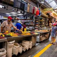 Des badauds au marché Mahane Yehuda de Jérusalem. (Nati Shohat/Flash90)