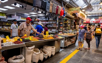 Des badauds au marché Mahane Yehuda de Jérusalem. (Nati Shohat/Flash90)