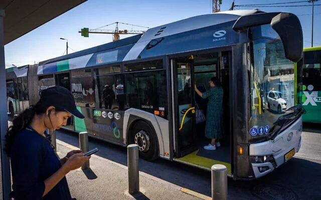 Un chauffeur de la compagnie Superbus attend ses passagers à l'entrée de Jérusalem, le 1er août 2022. (Crédit : Olivier Fitoussi/Flash90)