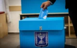 Un homme vote dans un bureau de vote à Jérusalem, le 1ᵉʳ novembre 2022. (Crédit : Yonatan Sindel/Flash90)