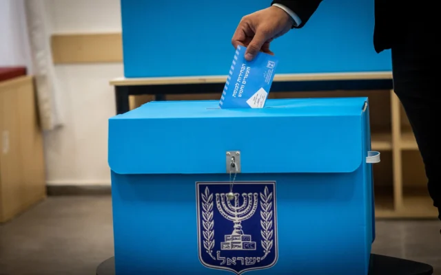 Un homme vote dans un bureau de vote à Jérusalem, le 1ᵉʳ novembre 2022. (Crédit : Yonatan Sindel/Flash90)